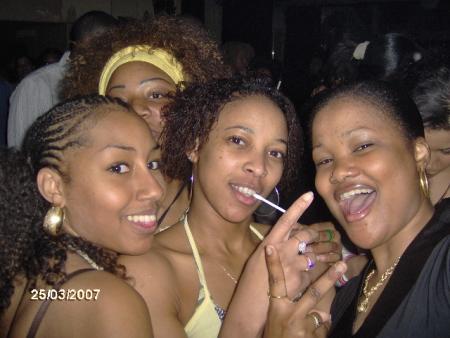 Gyals in palacio